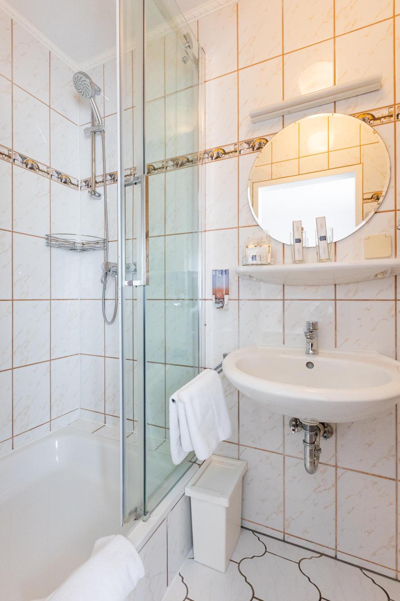 Hotel Weinhaus Wiedemann Ginsheim-Gustavsburg Room photo